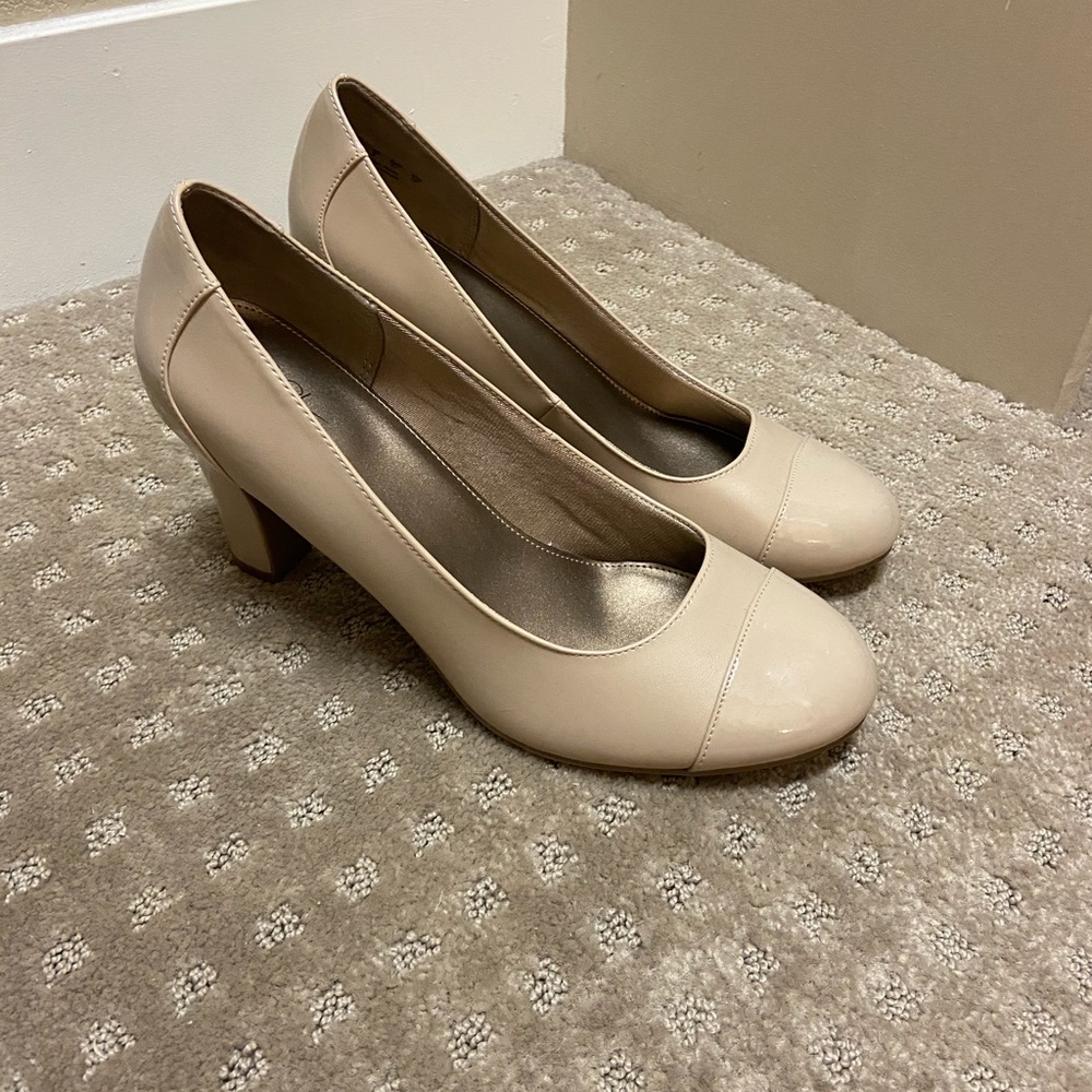 NWOT Life Stride Pumps